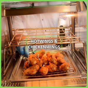 Een groep mensen die de geheimen van marineren, paneren en frituren ontdekken tijdens onze Workshop Hotwings & Chicken Wings.