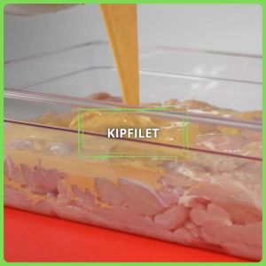 Een groep mensen die de kunst van marineren, paneren en frituren ontdekken tijdens onze Workshop Krokante Kipfilet.