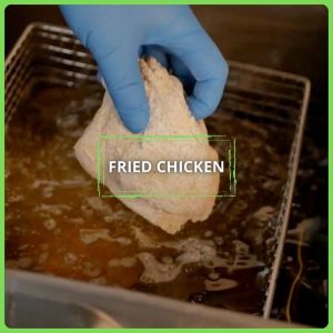 Een groep mensen die de ongeëvenaarde kunst van marineren, paneren en frituren ontdekken tijdens onze Workshop Gefrituurde Kip / Fried Chicken.