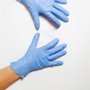 Een doos met 100 wegwerphandschoenen, gemaakt van hoogwaardig en duurzaam materiaal voor optimale bescherming.