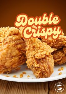 Twee lagen knapperige fried chicken, geserveerd met een bijgerecht naar keuze.