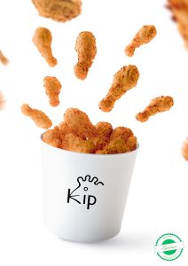 Heerlijke fried chicken, krokant van buiten en mals van binnen, geserveerd met friet en een saus naar keuze.