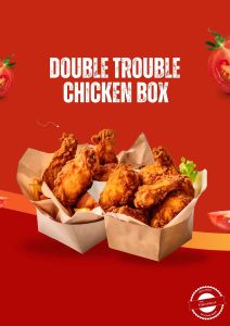 Een doos vol knapperige kip, met twee verschillende soorten chicken (bijv. drumsticks en wings), geserveerd met frietjes en een saus naar keuze.