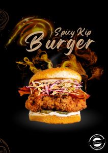 Een krokante kipfilet met een pittige saus, geserveerd in een zacht burgerbroodje met verse groenten.