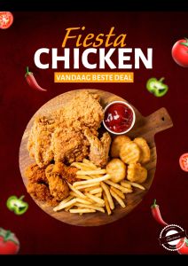 Een combinatie van gefrituurde kipstukken, vleugels en kipnuggets op één bord.