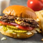 Een perfect gebakken smashburger met een krokante buitenkant en een sappige binnenkant, klaar om geserveerd te worden.